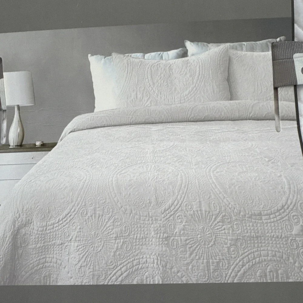 New Casual Comfort Embossed Quilt Set Full/Queen Bright White Quilt and Shams